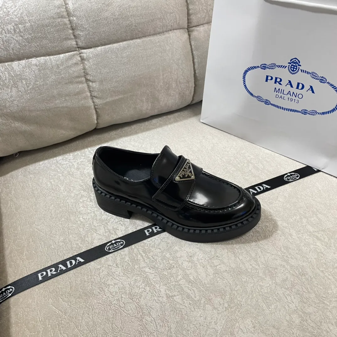 Factory direct sales p480🐘🐘Women's shoes, women's clothing Factory direct sales pRADA Official website synchronization # Unlimited out of stock at counters The purchasing version is strongly new Triangular silver buckle double bottom version Counter packaging Xiaohongshu Get Size: 35-40